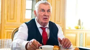 Livia warnt Robert (Heinz Hoenig) vor den Missbrauchvorwürfen, der möchte jedoch nichts davon hören. Livia warnt Robert (Heinz Hoenig) vor den Missbrauchvorwürfen, der möchte jedoch nichts davon hören.