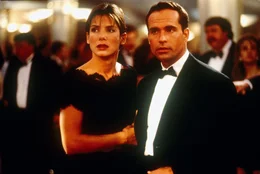 Die Karibik-Kreuzfahrt von Alex Shaw (Jason Patric, r.) und seiner Freundin Annie (Sandra Bullock, l.) verl&auml;uft anders, als geplant ...