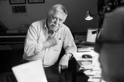 Durch die eigens für das Format entwickelte Bildsprache der Cinematographin Mirjam Devriendt entsteht eine intime Begegnung mit Wolf Biermann (li.). Durch die eigens für das Format entwickelte Bildsprache der Cinematographin Mirjam Devriendt entsteht eine intime Begegnung mit Wolf Biermann (li.).