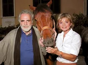 Gutshofbesitzer Xaver Sch&ouml;nborn (Maximilian Schell) zeigt Gundi (Uschi Glas) das Gest&uuml;t, das sie von nun an f&uuml;hren soll.
