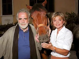 Gutshofbesitzer Xaver Sch&ouml;nborn (Maximilian Schell) zeigt Gundi (Uschi Glas) das Gest&uuml;t, das sie von nun an f&uuml;hren soll.