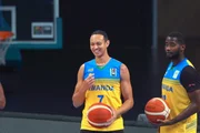Auf und davon Staffel 12 Folge 6 Dylan Schommer spielt Basketball (l.). Auf und davon Staffel 12 Folge 6 Dylan Schommer spielt Basketball (l.).
