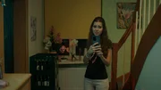 Zoe (Helena Yousefi) nutzt das Dinner bei den Nachbarn, um ein Fundraising-Video aufzunehmen.