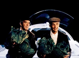 Claude (Louis de Funes, r.) und Francis (Jean Carmet) reisen gemeinsam mit dem Au&szlig;erirdischen auf dessen Sauerstoffplaneten, denn dort wird man zweihundert Jahre alt.  +++ Die Verwendung des sendungsbezogenen Materials ist nur mit dem Hinweis und Verlinkung auf RTL+ gestattet. +++