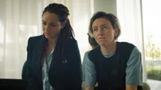 Ellen (Jade Olieberg, l.) und Zwo (Evelien Bosmans, r.) sind nervös. Läuft bei Ellen wirklich alles normal mit der Hormonbehandlung? Sie will es nicht wahrhaben, aber ihre Schmerzen werden immer stärker. Ellen (Jade Olieberg, l.) und Zwo (Evelien Bosmans, r.) sind nervös. Läuft bei Ellen wirklich alles normal mit der Hormonbehandlung? Sie will es nicht wahrhaben, aber ihre Schmerzen werden immer stärker.