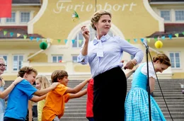 Frau Muthesius (Margarita Broich) feiert mit den Kindern das Abschiedsfest vom Sommercamp.
