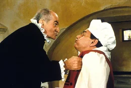 Harpagnon (Louis De Funes, l.) verd&auml;chtigt selbst Koch Jaques (Michael Galabru) der Verschwendung.    +++ Die Verwendung des sendungsbezogenen Materials ist nur mit dem Hinweis und Verlinkung auf RTL+ gestattet. +++