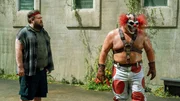 Zwischen Wahnsinn und Offenbarung: Sweet Tooth (Joe Seanoa, r.) teilt seine Geschichte mit Stu (Mike Mitchell, l.) – und macht klar, dass er nicht allein bleiben will. Zwischen Wahnsinn und Offenbarung: Sweet Tooth (Joe Seanoa, r.) teilt seine Geschichte mit Stu (Mike Mitchell, l.) – und macht klar, dass er nicht allein bleiben will.