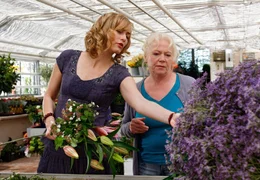 Anna (Gesine Cukrowski, li.) erkl&auml;rt der Floristin Margarethe (Angelika Bender) den neuesten Trend.