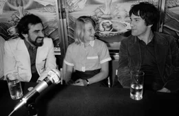 Jodie Foster und Robert De Niro w&auml;hrend einer Pressekonferenz nach der Pr&auml;sentation des Films "Taxi Driver" bei den Filmfestspielen in Cannes.