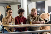 Ellen (Jade Olieberg, l.), Ziggy (Achraf Koutet, M.) und Bert (Dominique Van Malder, r.) sind gemeinsam ratlos. Die Belastungen der Kinderwunschbehandlungen haben die Beziehungen der drei Paare an den Rand des Scheiterns geführt. Ellen (Jade Olieberg, l.), Ziggy (Achraf Koutet, M.) und Bert (Dominique Van Malder, r.) sind gemeinsam ratlos. Die Belastungen der Kinderwunschbehandlungen haben die Beziehungen der drei Paare an den Rand des Scheiterns geführt.