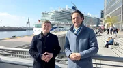 Moderator Jo Hiller und sein Team decken auf, wie die Kundschaft bereits bei der Buchung in Preisfallen tappen kann: vermeintliche Schnäppchen, intransparente Tarife und kurzfristige Preisschwankungen. Auch Zusatzangebote wie Getränkepakete, Landausflüge oder Kabinen-Upgrades entpuppen sich im Test häufig als teure Geschäftsmodelle mit hohem Gewinn für die Reedereien. Moderator Jo Hiller und sein Team decken auf, wie die Kundschaft bereits bei der Buchung in Preisfallen tappen kann: vermeintliche Schnäppchen, intransparente Tarife und kurzfristige Preisschwankungen. Auch Zusatzangebote wie Getränkepakete, Landausflüge oder Kabinen-Upgrades entpuppen sich im Test häufig als teure Geschäftsmodelle mit hohem Gewinn für die Reedereien.