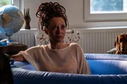Ellen (Jade Olieberg) ist frustriert darüber, dass ihre Partnerin Zwo ihre Idee einer Wassergeburt nicht begeistert aufnimmt. Ellen (Jade Olieberg) ist frustriert darüber, dass ihre Partnerin Zwo ihre Idee einer Wassergeburt nicht begeistert aufnimmt.