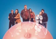 Von links: Zwo (Evelien Bosmans), Ellen (Jade Olieberg), Kirstie (Janne Desmet), Bert (Dominique Van Malder), Charlie (Roos Dickmann), Ziggy (Achraf Koutet) Von links: Zwo (Evelien Bosmans), Ellen (Jade Olieberg), Kirstie (Janne Desmet), Bert (Dominique Van Malder), Charlie (Roos Dickmann), Ziggy (Achraf Koutet)
