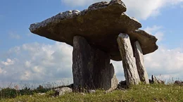Der weltber&uuml;hmte Poulnabrone Dolmen ist eine Megalith-Anlage in der Karstlandschaft des irischen Burren.