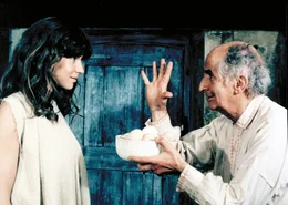 Der Au&szlig;erirdische  ist so dankbar f&uuml;r die Kohlsuppe, dass er Claude (Louis de Funes) einen Wunsch erf&uuml;llt: Er holt seine vor zehn Jahren verstorbene Gattin Francine ins Leben zur&uuml;ck. Jedoch richtet sich der Au&szlig;erirdische nach einem Bild, auf dem Francine (Christine Dejoux) etwa 20 Jahre alt ist. So folgt der ersten Freude schnell die Ern&uuml;chterung  +++ Die Verwendung des sendungsbezogenen Materials ist nur mit dem Hinweis und Verlinkung auf RTL+ gestattet. +++