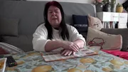 S13E69: Lena kämpft in ihrer chaotischen Wohnung mit der Motivation, Ordnung zu schaffen, obwohl ihre Freundin Pamela helfen möchte. Die Balance zwischen Unterstützung und Bevormundung stellt dabei eine Herausforderung dar. S13E69: Lena kämpft in ihrer chaotischen Wohnung mit der Motivation, Ordnung zu schaffen, obwohl ihre Freundin Pamela helfen möchte. Die Balance zwischen Unterstützung und Bevormundung stellt dabei eine Herausforderung dar.