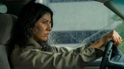 Quiet (Stephanie Beatriz) flieht in einem gestohlenen Polizeifahrzeug und hinterl&auml;sst dabei eine Spur aus Chaos und Zerst&ouml;rung.