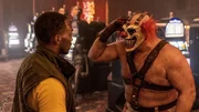 John (Anthony Mackie, l.) sitzt im Casino fest – gezwungen, Sweet Tooth (Joe Seanoa, r.) Wahnsinns-Show mit anzusehen. John (Anthony Mackie, l.) sitzt im Casino fest – gezwungen, Sweet Tooth (Joe Seanoa, r.) Wahnsinns-Show mit anzusehen.