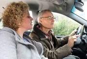 Nicht nur Bea (Christiane Brammer, li.), die ihren Mann Karl (Peter Schell) begleitet, ist nach k&uuml;rzester Zeit genervt. Als die App das erreichte Ziel verk&uuml;ndet, sind die beiden jedenfalls nicht da, wo sie sein sollten.