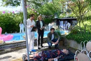 Wer hat die Opernsängerin Olga Bechtle (Komparsin) nach ihrer Party im Pool ermordet? Rechtsmediziner Dr. Benedikt Förster (Florian Wünsche, l.) und die Spurensicherer (Mike Zaka Sommerfeldt) liefern erste Erkenntnisse an die Kommissare Martina Seiffert (Astrid M. Fünderich, M.) und Jo Stoll (Peter Ketnath, r.), die im Zuge ihrer weiteren Ermittlungen auf ein umstrittenes Immobilienrenten-Modell stoßen. Wer hat die Opernsängerin Olga Bechtle (Komparsin) nach ihrer Party im Pool ermordet? Rechtsmediziner Dr. Benedikt Förster (Florian Wünsche, l.) und die Spurensicherer (Mike Zaka Sommerfeldt) liefern erste Erkenntnisse an die Kommissare Martina Seiffert (Astrid M. Fünderich, M.) und Jo Stoll (Peter Ketnath, r.), die im Zuge ihrer weiteren Ermittlungen auf ein umstrittenes Immobilienrenten-Modell stoßen.