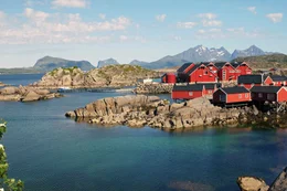 hr-fernsehen ZAUBERHAFTES NORWEGEN, Ein Film von Gerhard Amm, am Freitag (13.03.15) um 20:15 Uhr. Blick auf das Fischerdorf Mortsund im Zentrum der Lofoten.