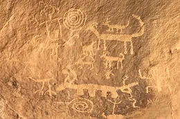 In Fels geritzte Bilder und Symbole, sogenannte Petroglyphen, die zwischen dem 9. und 13. Jahrhundert in New Mexico, USA, entstanden sind: Einige Felsbilder k&ouml;nnten Sonnen- oder Sternenereignisse dokumentieren.