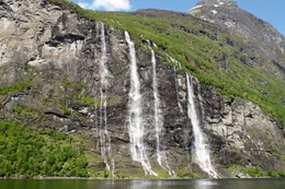 Blick auf die Sieben Schwestern, sieben direkt nebeneinander in den Fjord st&uuml;rzende Wasserf&auml;lle im Geirangerfjord in Norwegen.