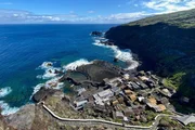 An der Nordküste der Insel, auf einer Lavazunge am Fusse eines Steilhangs, liegt das Dorf Pozo de las Calcosas. Die ehemalige Fischersiedlung ist bei Einheimischen beliebt als Ferien- und Wochenend-Domizil. An der Nordküste der Insel, auf einer Lavazunge am Fusse eines Steilhangs, liegt das Dorf Pozo de las Calcosas. Die ehemalige Fischersiedlung ist bei Einheimischen beliebt als Ferien- und Wochenend-Domizil.