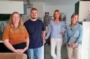 Das Ehepaar Verena und Philip (l.) sucht eine gemütliche Gardinenlösung für ihr Fensterproblem. Gar nicht so einfach! Unterstützung gibt es von Reporterin Hendrike Brenninkmeyer (m.) und Inneneinrichterin Rosa Baur (r.)! Das Ehepaar Verena und Philip (l.) sucht eine gemütliche Gardinenlösung für ihr Fensterproblem. Gar nicht so einfach! Unterstützung gibt es von Reporterin Hendrike Brenninkmeyer (m.) und Inneneinrichterin Rosa Baur (r.)!