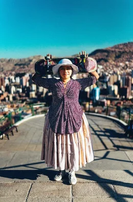 Mit ihren traditionellen Pollera-R&ouml;cken wollen die Skaterinnen ein Signal senden: Eine Cholita kann alles &ndash; auch auf einem Holzbrett dieses wilden, westlichen Sports balancieren.