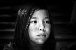 Moon (Moon Guo Barker) als Hauptfigur in 'Die Welt braucht mehr Zauberer': Sie verk&ouml;rpert eine kindliche, neugierige Offenheit gegen&uuml;ber einer unlogisch-verworrenen Welt.