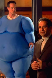 Monk (Tony Shalhoub, r.) glaubt nicht, dass ein Mann von Dales Ausmaßen einen Mord begehen kann. Mit Hilfe von Lt. Randall Disher (Jason Gray-Stanford, l.) in einem Ganzkörperanzug will er das beweisen. Monk (Tony Shalhoub, r.) glaubt nicht, dass ein Mann von Dales Ausmaßen einen Mord begehen kann. Mit Hilfe von Lt. Randall Disher (Jason Gray-Stanford, l.) in einem Ganzkörperanzug will er das beweisen.