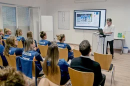 Die Sportmedizinerin Petra Platen (hi.re.) ist eine der ersten Wissenschaftlerinnen, die das zyklusorientierte Training erforscht.