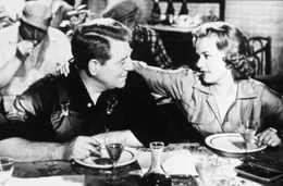 Nach einem harten Tag auf der Autobahn freut sich Fernfahrer Jean Chape (Jean Gabin) wieder zu Hause bei seiner Freundin (Jeanne Moreau) zu sein.