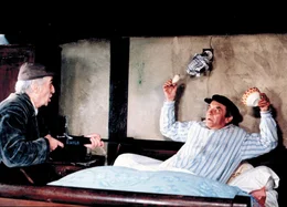 Claude (Louis de Funes, l.) wird von einem merkw&uuml;rdigen Ger&auml;usch aufgeweckt. Sofort macht er sich auf den Weg zu seinem Nachbarn Francis (Jean Carmet), mit dem er gemeinsam Ursachenforschung betreiben will.  +++ Die Verwendung des sendungsbezogenen Materials ist nur mit dem Hinweis und Verlinkung auf RTL+ gestattet. +++