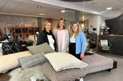 Was macht ein Zuhause so richtig gemütlich und heimelig? Die neusten Kombinationsideen für Wohntextilien holen sich Familien-Mama Verena (r.) und Reporterin Hendrike Brenninkmeyer (m.) von Stoff- und Styleexpertin Elke Mark (l.)! Was macht ein Zuhause so richtig gemütlich und heimelig? Die neusten Kombinationsideen für Wohntextilien holen sich Familien-Mama Verena (r.) und Reporterin Hendrike Brenninkmeyer (m.) von Stoff- und Styleexpertin Elke Mark (l.)!