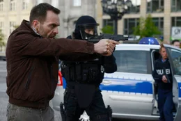 Kommissar Fritz Drache (Aleksandar Jovanovic) hat mit seinen Leuten das Fahrzeug Brendts umstellt.