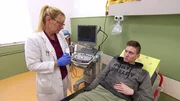 Der 17-jährige Tom will sich in der Klinik nicht behandeln lassen. Der 17-jährige Tom will sich in der Klinik nicht behandeln lassen.
