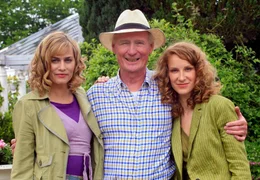 SWR Fernsehen TULPEN AUS AMSTERDAM, am Montag (09.05.11) um 20:15 Uhr. Die beiden Schwestern Anna (Gesine Cukrowski, li.) und Lilli (Chiara Schoras) lieben ihren Vater Wenzel (Arthur Brauss).