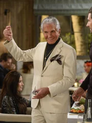 Obwohl Bob (George Hamilton) nicht Carolines Fall ist, kann sie etwas von ihm fürs Leben lernen ... Obwohl Bob (George Hamilton) nicht Carolines Fall ist, kann sie etwas von ihm fürs Leben lernen ...