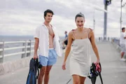 Prinz Alexander (Mitchell Bourke) und Olivia (Rhiannon Fish) lernen sich kennen.  +++ Die Verwendung des sendungsbezogenen Materials ist nur mit dem Hinweis und Verlinkung auf RTL+ gestattet. +++