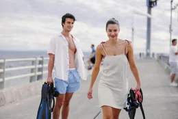 Prinz Alexander (Mitchell Bourke) und Olivia (Rhiannon Fish) lernen sich kennen.  +++ Die Verwendung des sendungsbezogenen Materials ist nur mit dem Hinweis und Verlinkung auf RTL+ gestattet. +++