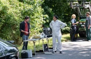 Ein 17-jähriges Mädchen ist spurlos verschwunden – nur ihr Rucksack wurde von einem Bauern (Komparse, r.) auf einer Landstraße gefunden. Eine Beamtin (Komparsin) befragt diesen, während KTU-Leiter Jan Arnaud (Mike Zaka Sommerfeldt, 2.v.l.) Kommissar Jo Stoll (Peter Ketnath, l.) die Fundstücke präsentiert. Ein Fall zwischen Hoffen und Bangen. Ein 17-jähriges Mädchen ist spurlos verschwunden – nur ihr Rucksack wurde von einem Bauern (Komparse, r.) auf einer Landstraße gefunden. Eine Beamtin (Komparsin) befragt diesen, während KTU-Leiter Jan Arnaud (Mike Zaka Sommerfeldt, 2.v.l.) Kommissar Jo Stoll (Peter Ketnath, l.) die Fundstücke präsentiert. Ein Fall zwischen Hoffen und Bangen.