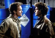 Jonathan (Michael Landon, r.) zeigt dem Landwirt Tom Kifer (Josh Clark, l.), dass er mit seinen Methoden zur Schädlingsbekämpfung die Umwelt verseucht. Jonathan (Michael Landon, r.) zeigt dem Landwirt Tom Kifer (Josh Clark, l.), dass er mit seinen Methoden zur Schädlingsbekämpfung die Umwelt verseucht.
