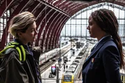 Ellen (Jade Olieberg, r.) und Zwo (Evelien Bosmans, l.) treffen sich im Bahnhof, um ein klärendes Gespräch zu führen. Ellen (Jade Olieberg, r.) und Zwo (Evelien Bosmans, l.) treffen sich im Bahnhof, um ein klärendes Gespräch zu führen.