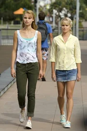 Lyla (Lucy Fry, l.) und Sirena (Amy Ruffle, r.) auf dem Weg ins Ocean Café. Lyla (Lucy Fry, l.) und Sirena (Amy Ruffle, r.) auf dem Weg ins Ocean Café.