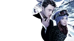 Die aus einfachen Verh&auml;ltnissen stammende Engl&auml;nderin Kim (Felicity Jones, r.) kommt als Saisonkraft ins alpine Ferienhaus der reichen Familie von Jonny (Ed Westwick, l.), wo sich die beiden nach anf&auml;nglichen Neckereien ineinander verlieben.