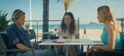 Im Urlaub erfährt Charlie (Roos Dickmann, r.), dass Zwo (Evelien Bosmans, l.) und Kirstie (Janne Desmet, M.) ihr lange Zeit etwas verschwiegen haben. Im Urlaub erfährt Charlie (Roos Dickmann, r.), dass Zwo (Evelien Bosmans, l.) und Kirstie (Janne Desmet, M.) ihr lange Zeit etwas verschwiegen haben.