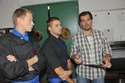 Leon (Daniel Fehlow, r.) wird von Vince (Vincent Krüger, l.) und John (Felix von Jascheroff) in seinem Entschluss bestärkt, im Mauerwerk kürzer zu treten, um voll und ganz für Oskar da zu sein. Leon (Daniel Fehlow, r.) wird von Vince (Vincent Krüger, l.) und John (Felix von Jascheroff) in seinem Entschluss bestärkt, im Mauerwerk kürzer zu treten, um voll und ganz für Oskar da zu sein.